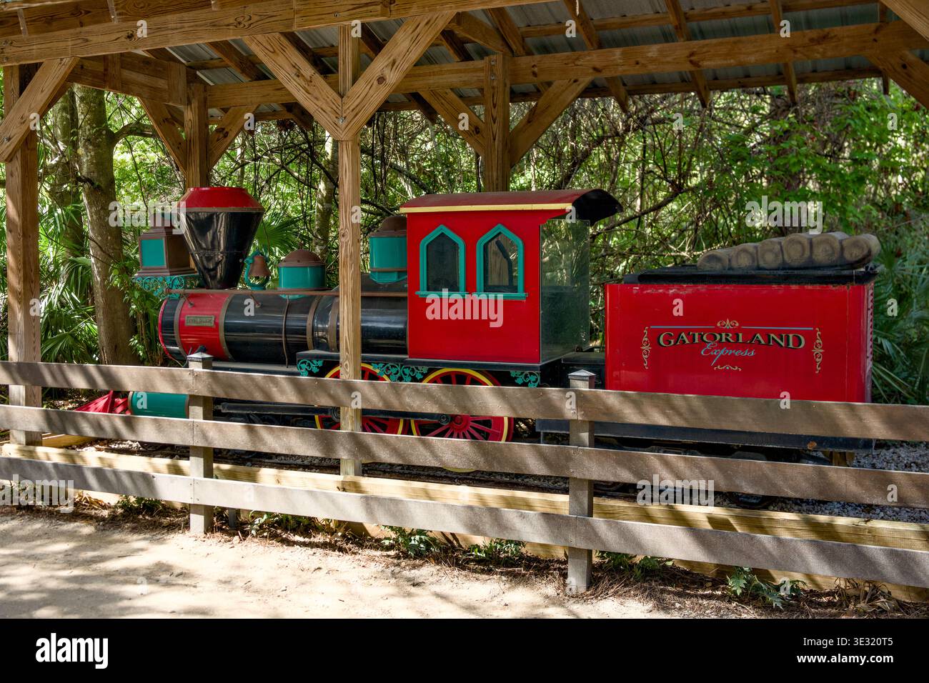 Giro in treno rosso a Gatorland Orlando, Florida, 9 marzo 2026 Foto Stock