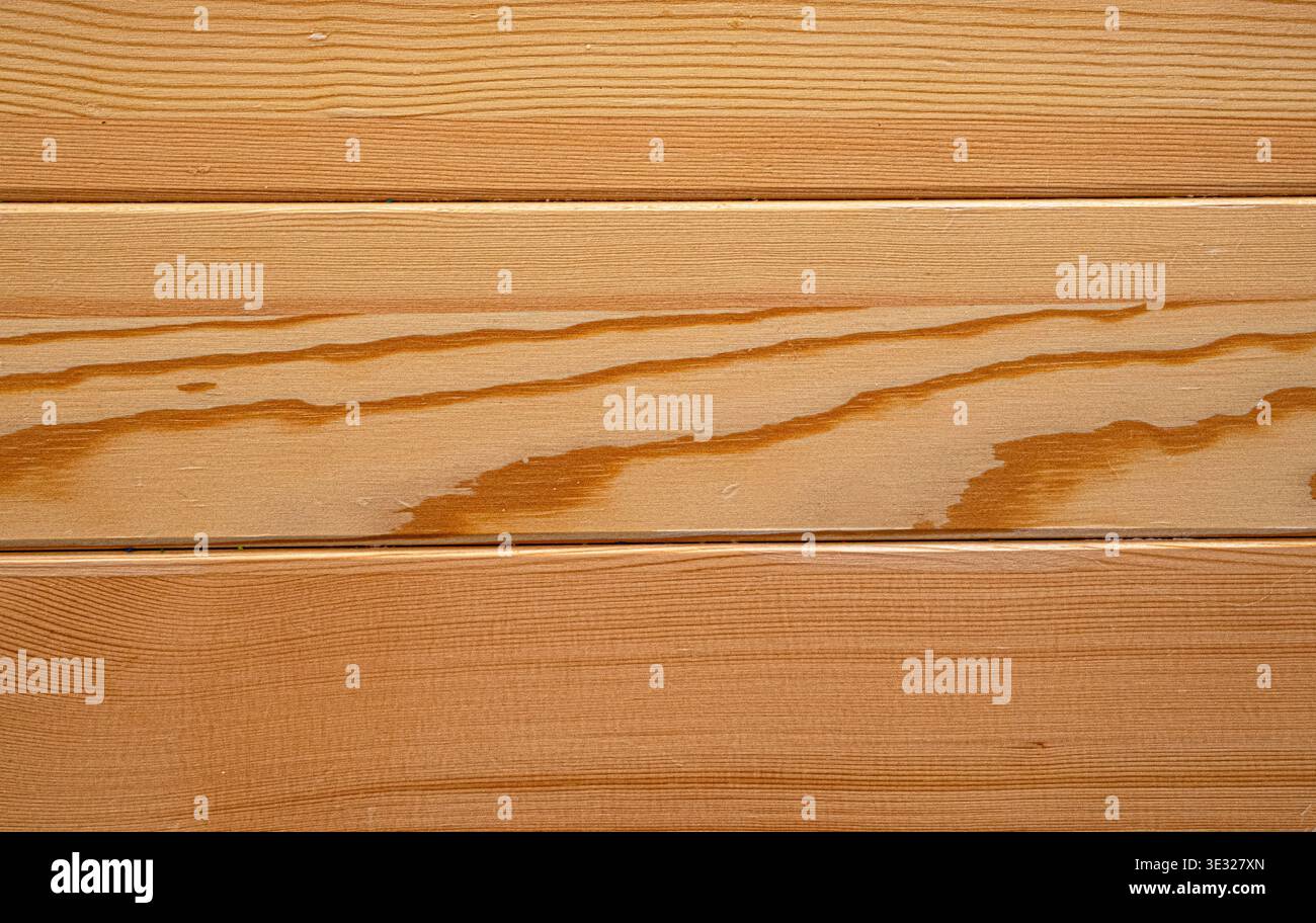 Primo piano di tavole orizzontali in legno con motivi a grana naturale, nodi e calde tonalità marrone miele. Foto Stock