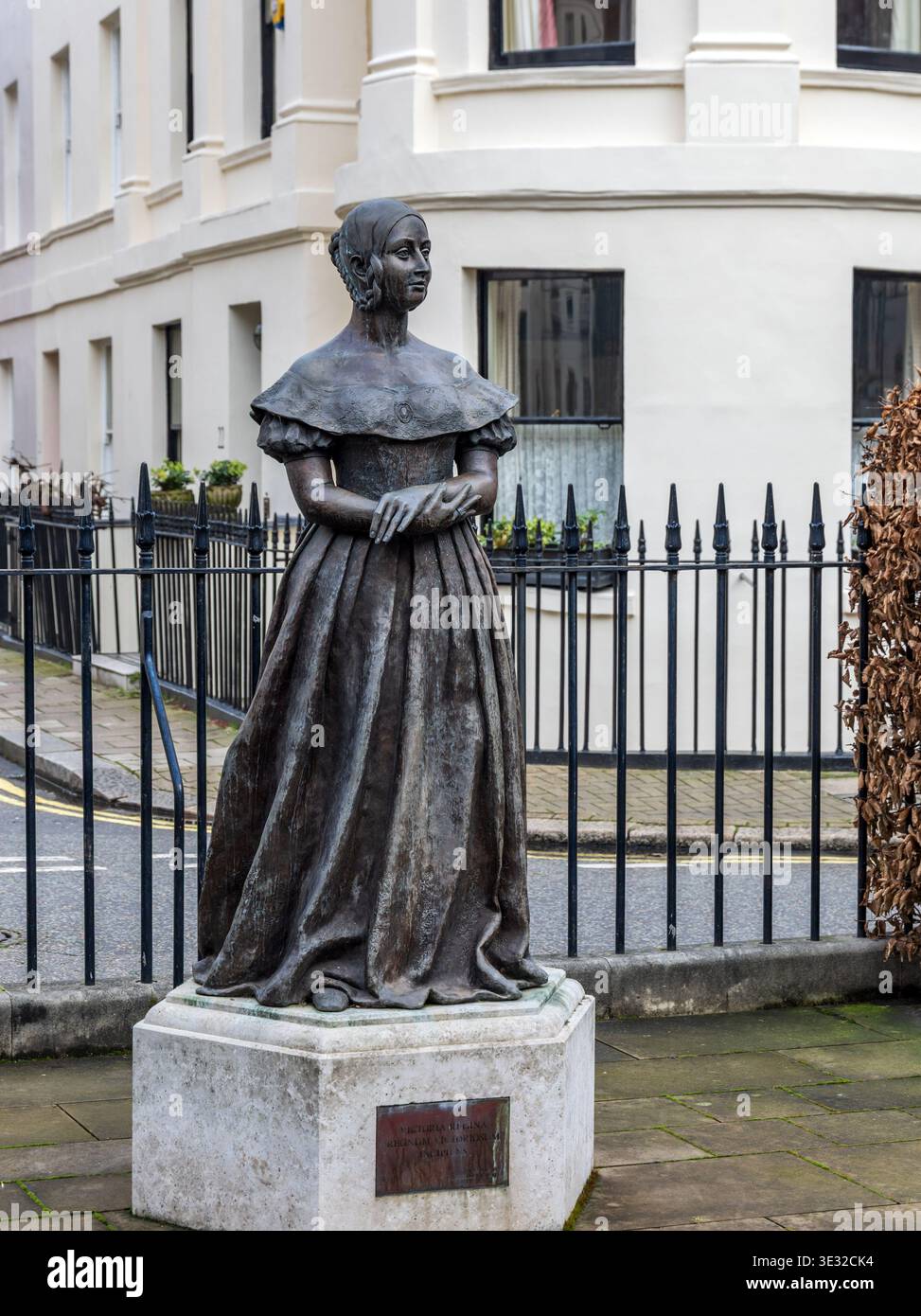Statua di una giovane regina Vittoria in Victoria Square, nel centro di Londra. Foto Stock