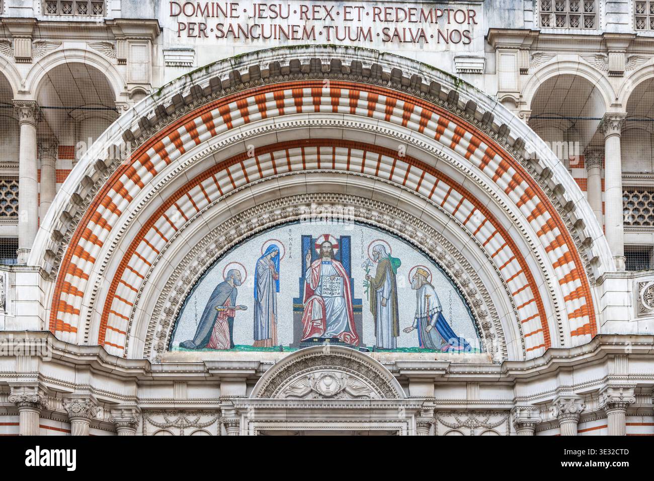 Vista dettagliata del mosaico ornato e della facciata sopra l'ingresso della Cattedrale di Westminster, Londra, Inghilterra Foto Stock
