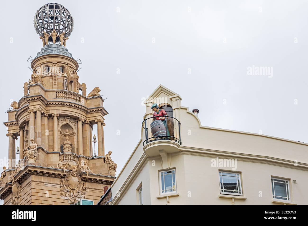 La figura di un cooper in alto nello storico pub Chandos vicino a Trafalgar Square a Londra, con la torre del London Coliseum alle spalle. Foto Stock