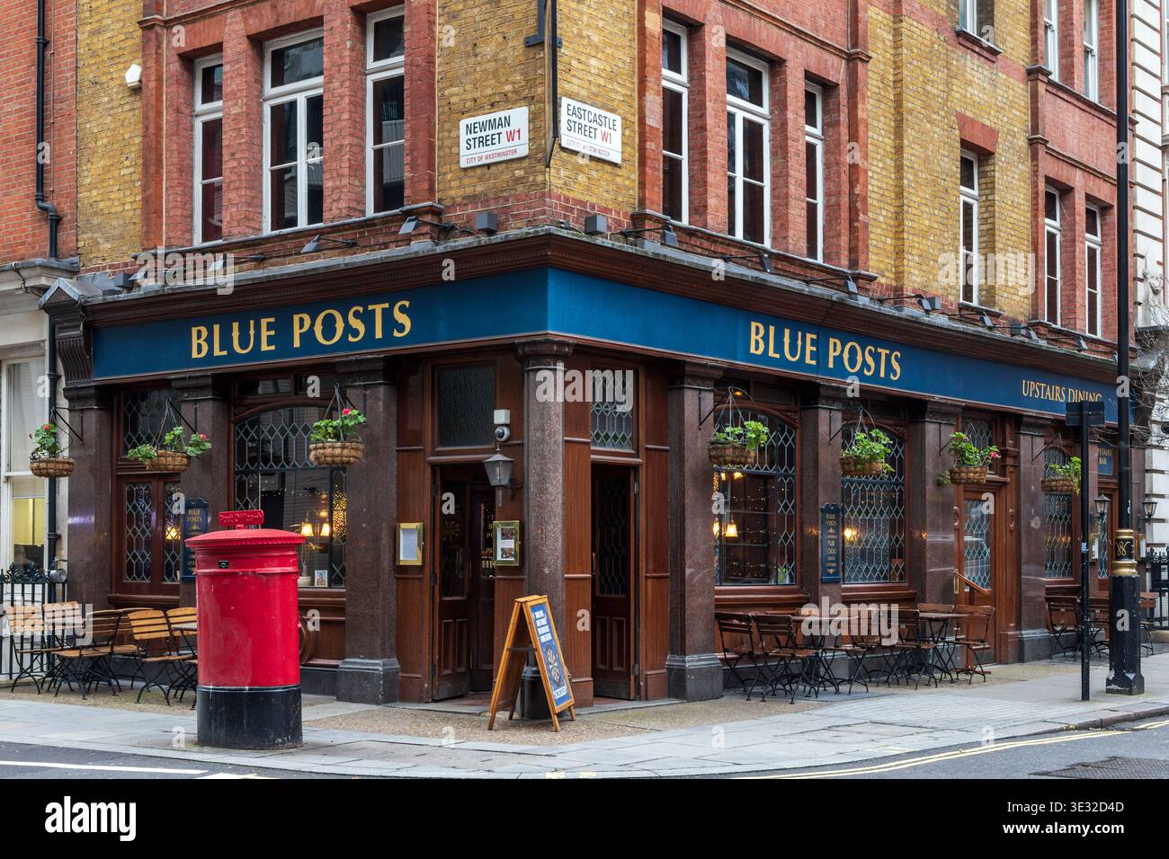 Il pub Blue Posts in Newman Street a Fitzrovia, nel centro di Londra. Foto Stock