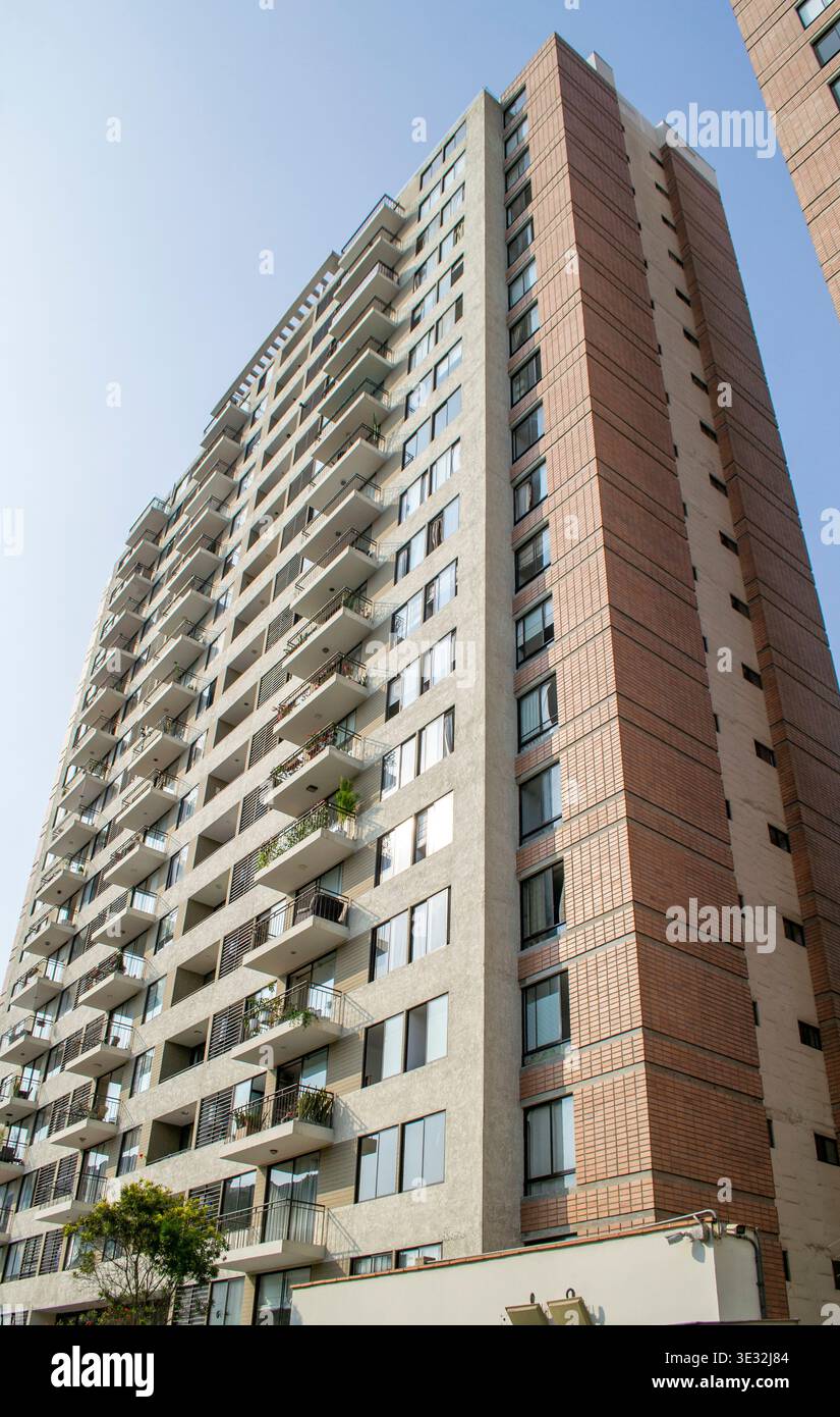 Vista prospettica dal basso verso l'alto di un condominio. Foto vera e propria Foto Stock