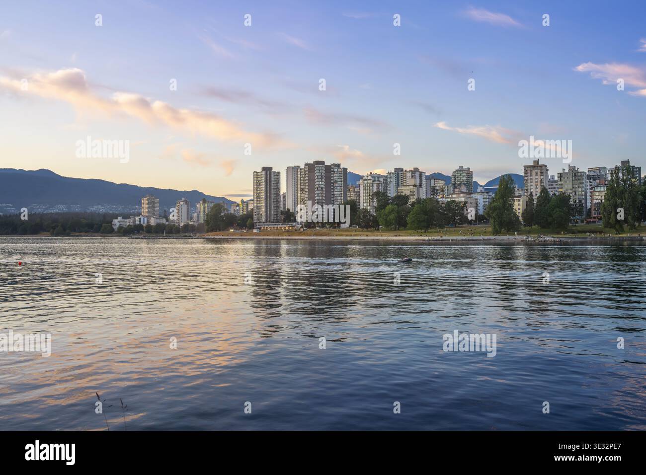 Skyline di Vancouver al tramonto dal Vanier Park al tramonto - Vancouver, British Columbia, Canada Foto Stock