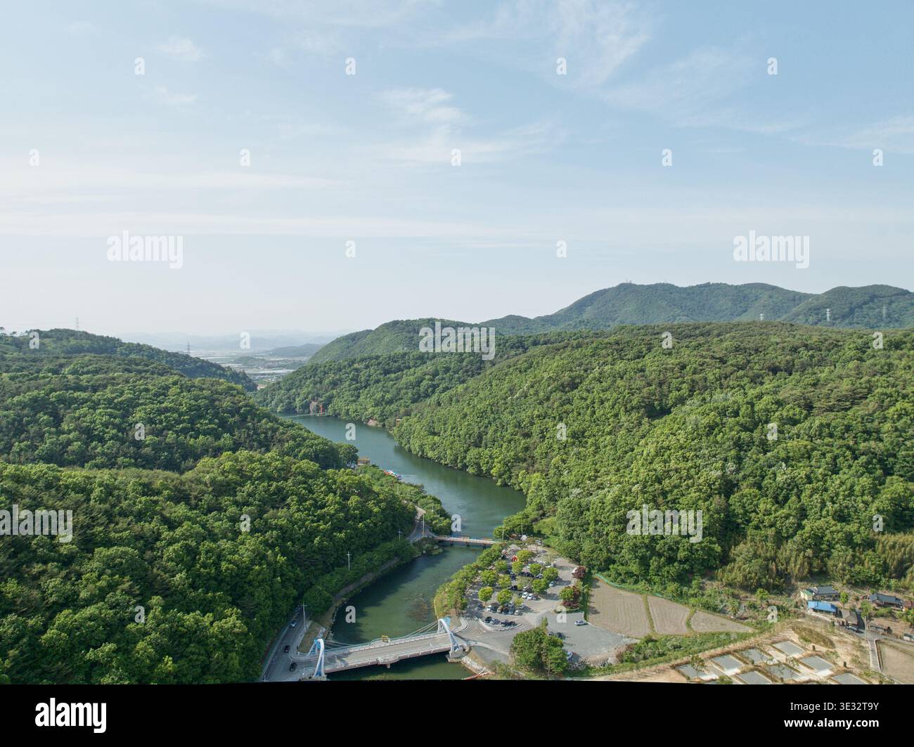 Vista aerea del Mujinjeong ad Haman, Corea del Sud. Il padiglione tradizionale si armonizza splendidamente con un tranquillo laghetto, alberi lussureggianti e il ponte di pietra. Foto Stock