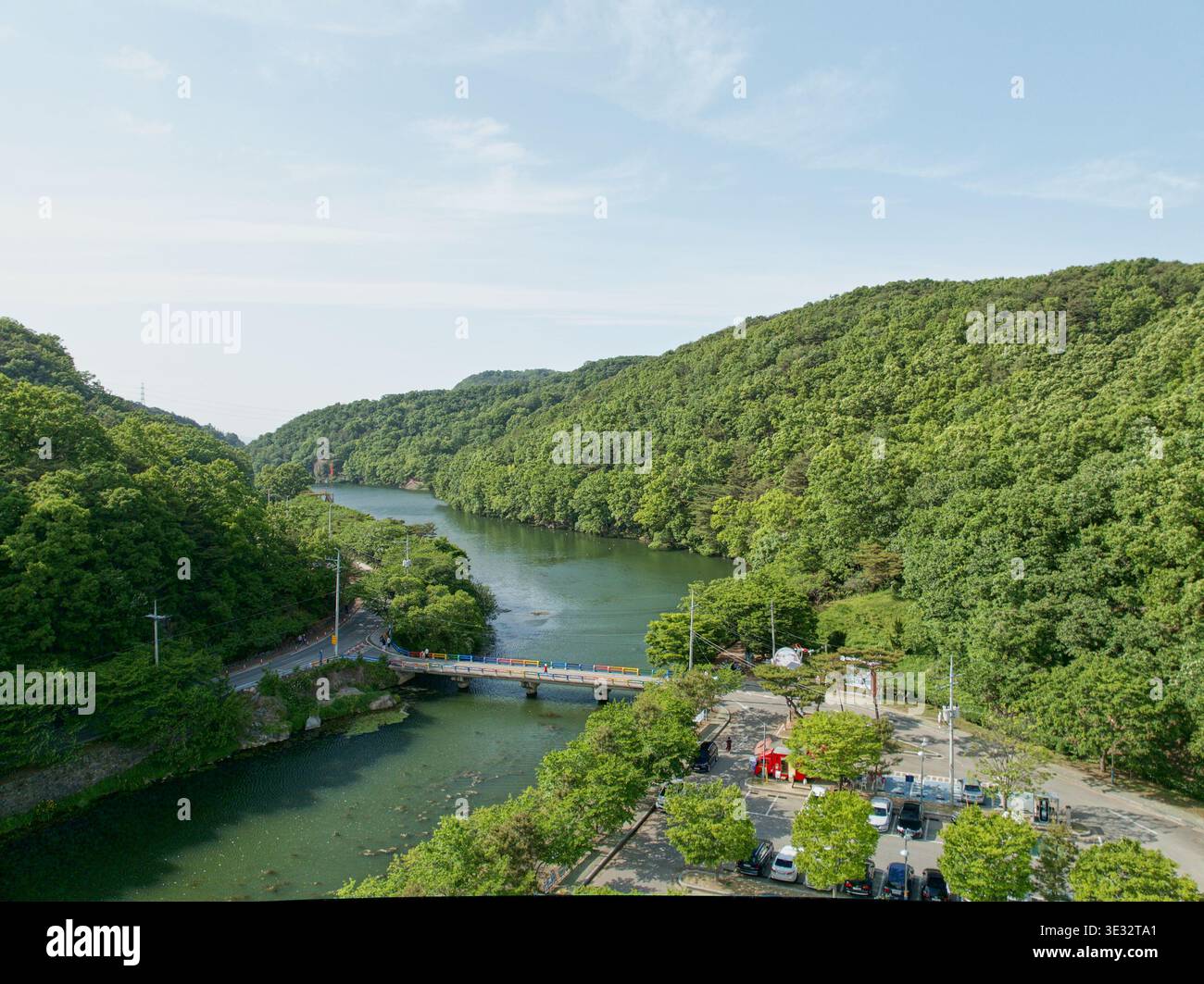 Vista aerea del Mujinjeong ad Haman, Corea del Sud. Il padiglione tradizionale si armonizza splendidamente con un tranquillo laghetto, alberi lussureggianti e il ponte di pietra. Foto Stock