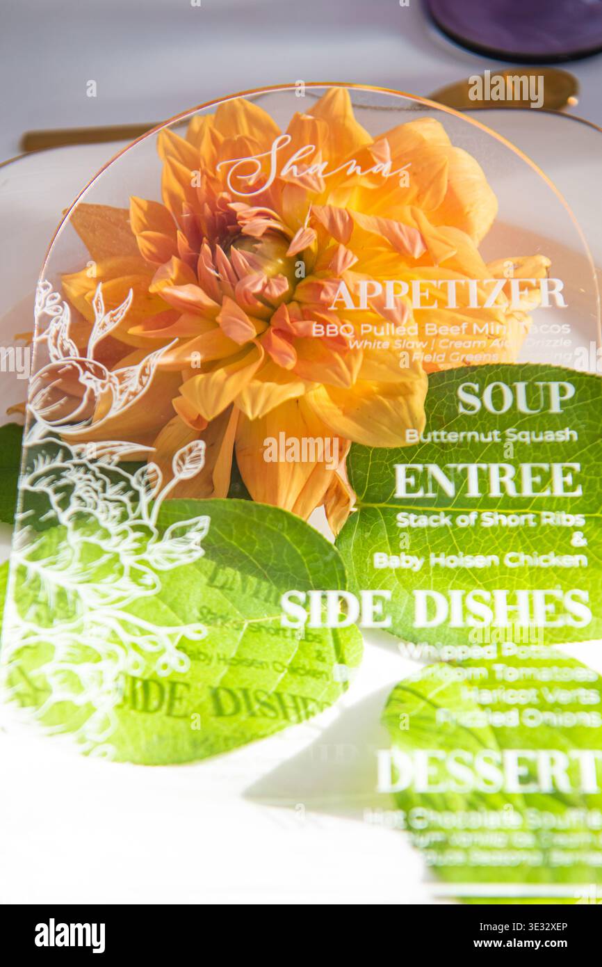 Ambiente elegante con carta dei nomi in acrilico personalizzata e dettagli floreali. ambiente per matrimoni in acrilico traslucido Foto Stock