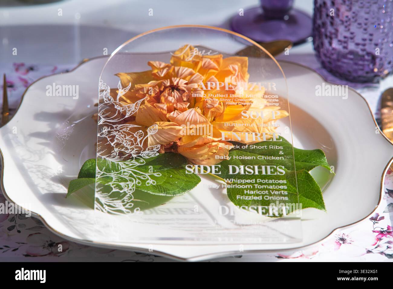 Ambiente elegante con carta dei nomi in acrilico personalizzata e dettagli floreali. ambiente per matrimoni in acrilico traslucido Foto Stock