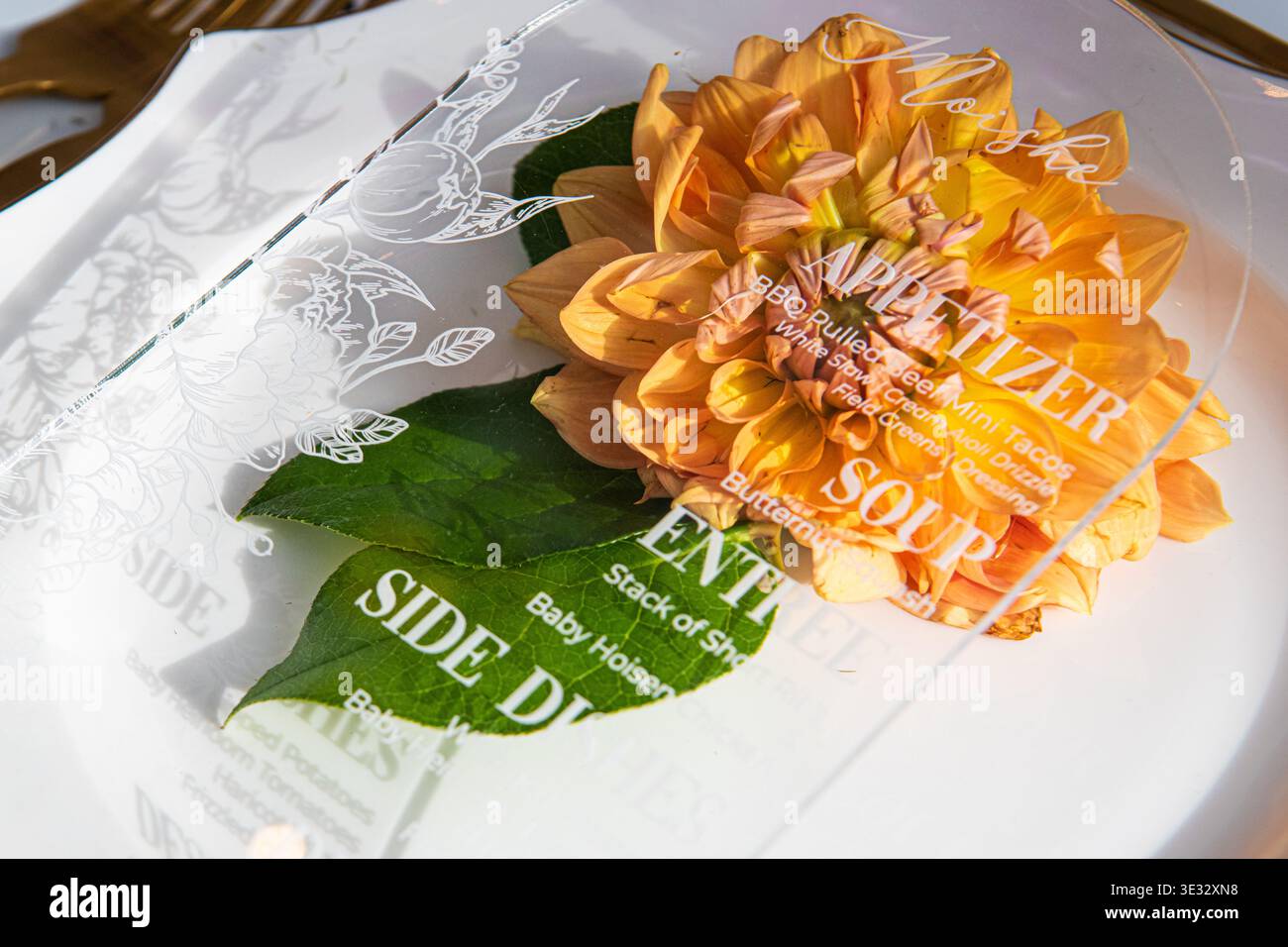 Ambiente elegante con carta dei nomi in acrilico personalizzata e dettagli floreali. ambiente per matrimoni in acrilico traslucido Foto Stock
