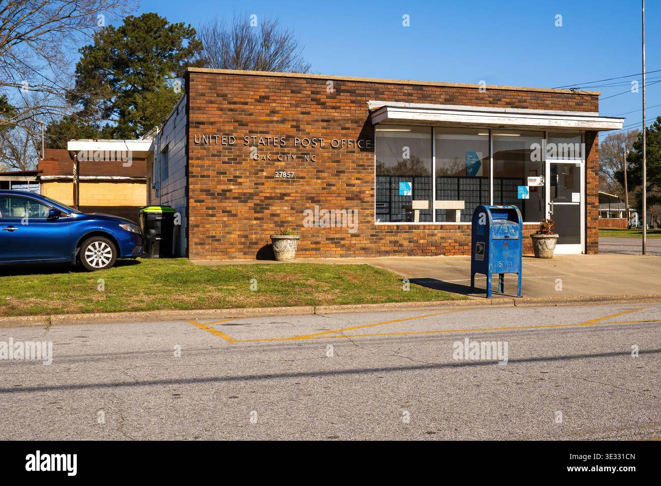 Oak City, North Carolina, Stati Uniti d'America – marzo 2026: Edificio dell'ufficio postale degli Stati Uniti a Oak City, una piccola città rurale nella contea di Martin, con esterno in mattoni. Foto Stock