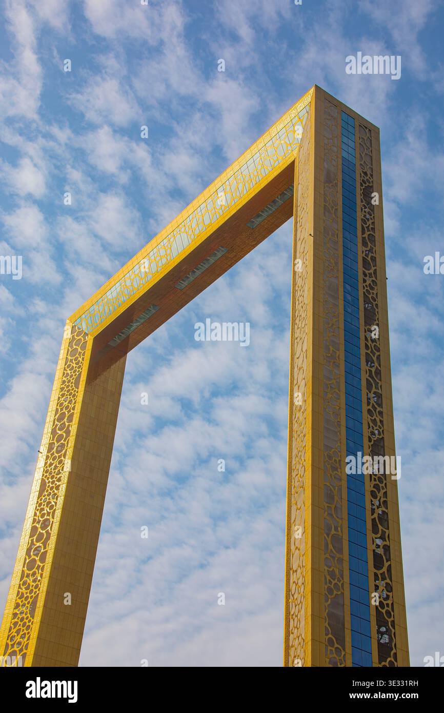 Duabi UAE 7 febbraio 2026: Dubai Frame e' un impressionante punto di riferimento architettonico nel Parco Zabeel, Dubai, che incornicia le vedute dello skyline della citta' vecchia e nuova all'interno del suo Foto Stock
