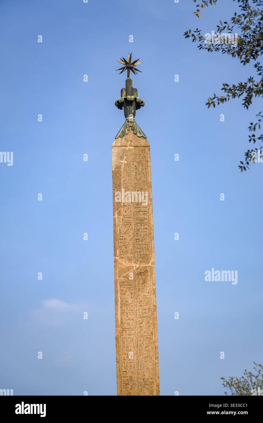 Obelisco di Pincio, Obelisco Pinciano. Roma, Italia. Antico punto di riferimento in granito egiziano con croce cristiana/stella, contro il cielo azzurro luminoso. Foto Stock