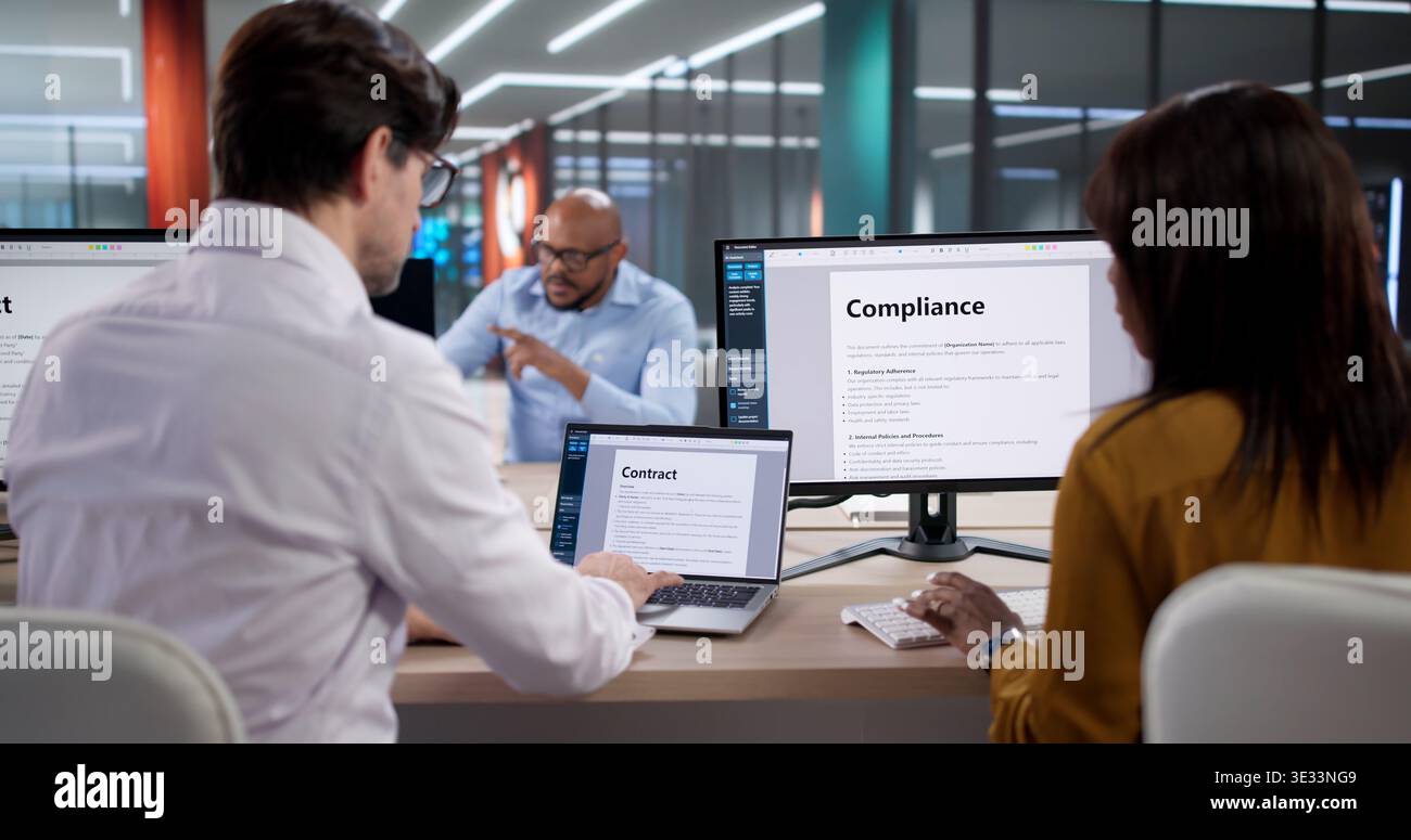 Il team di conformità diversificato esamina attentamente i dati riservati dei pazienti sui notebook. Professionisti del settore sanitario Foto Stock