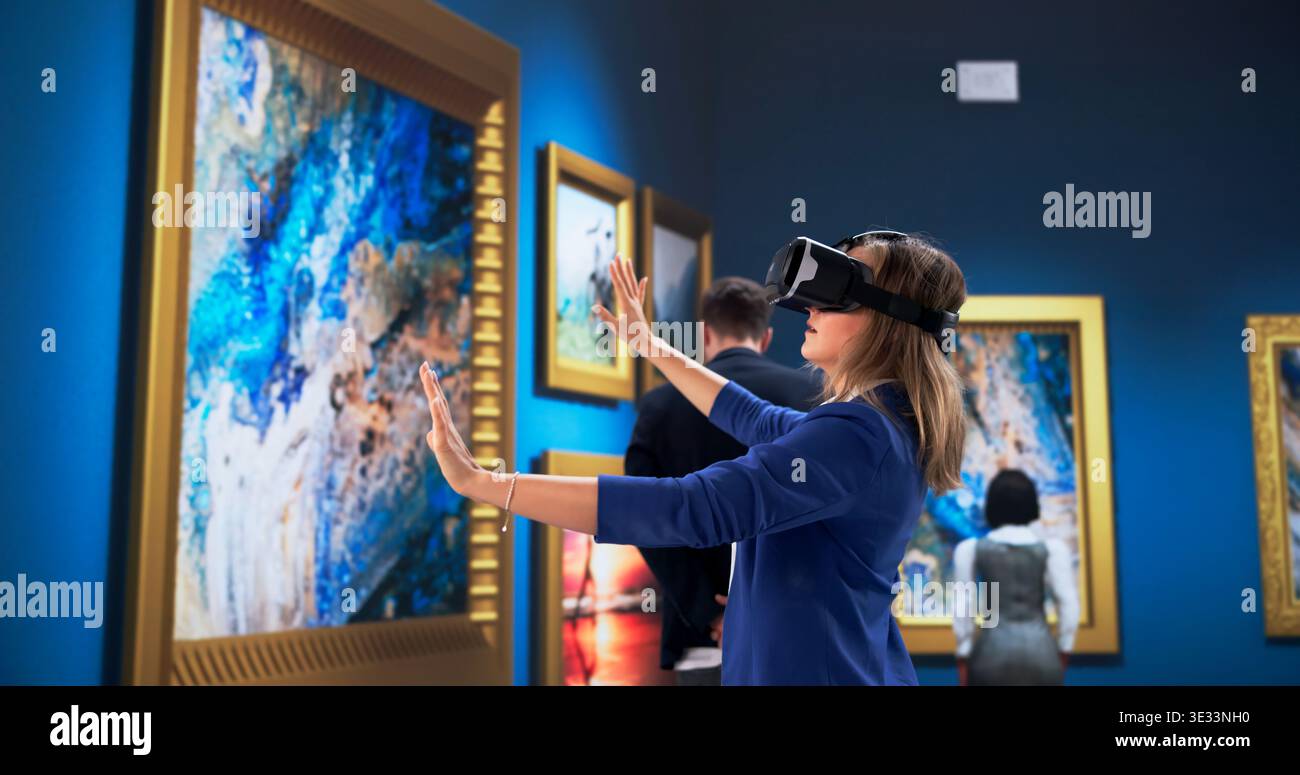 Il curatore del museo si occupa di schermi virtuali coinvolgenti utilizzando cuffie avanzate Foto Stock