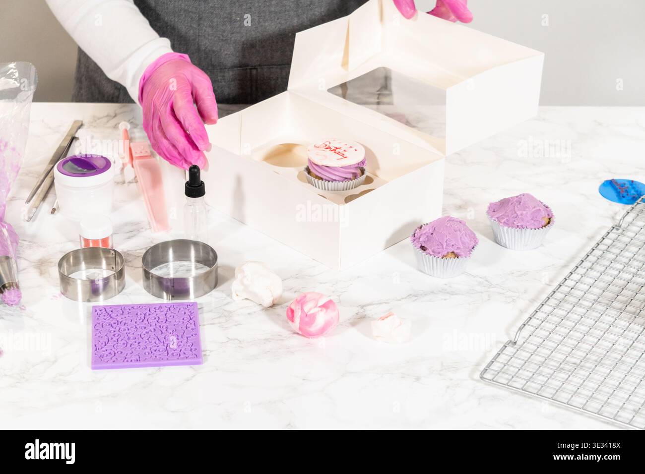 Creare stravaganti Cupcakes per festeggiare il compleanno Foto Stock