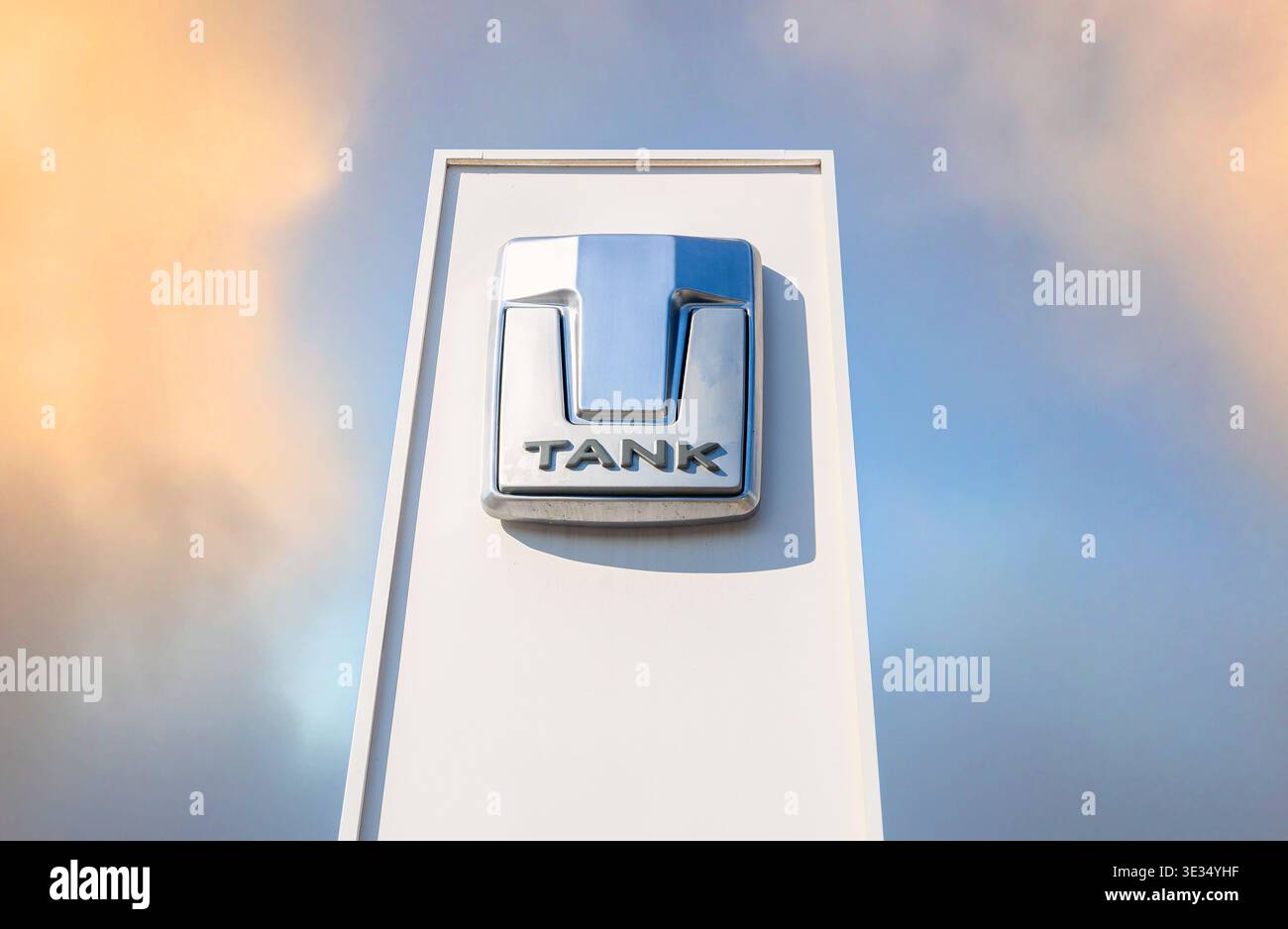 Samara, Russia - 17 maggio 2025: Stela di una casa automobilistica di carri armati sullo sfondo del cielo. Tank è un marchio automobilistico di proprietà del marchio cinese Great Wall M. Foto Stock