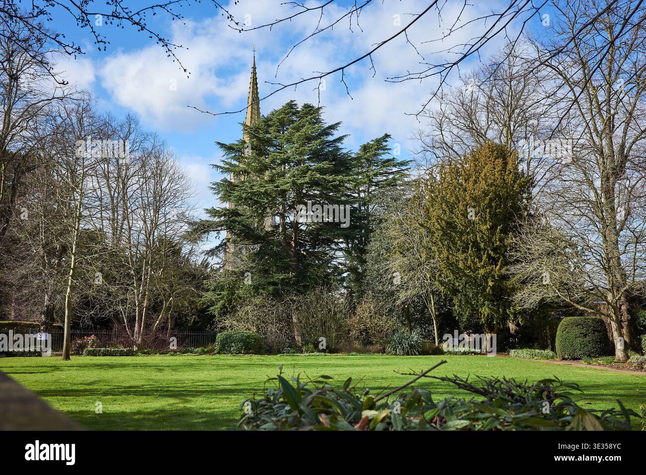 Pocket Park, accanto al Corn Market Hall, Kettering, Inghilterra, marzo 2026 Foto Stock