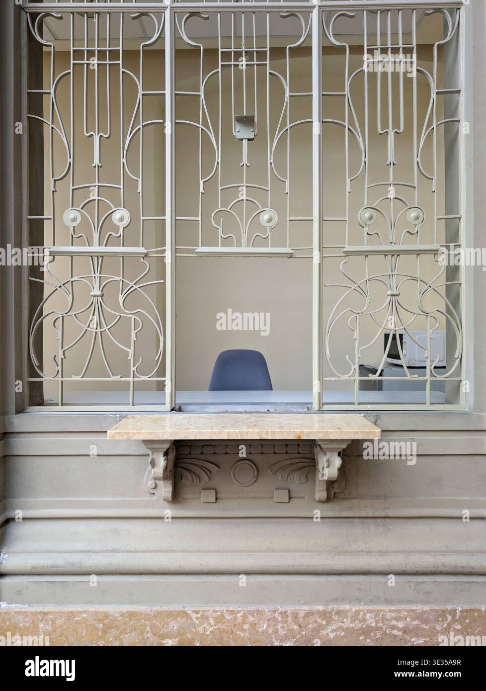 Posto vuoto in un banco informazioni in un ufficio pubblico in Italia. Foto Stock