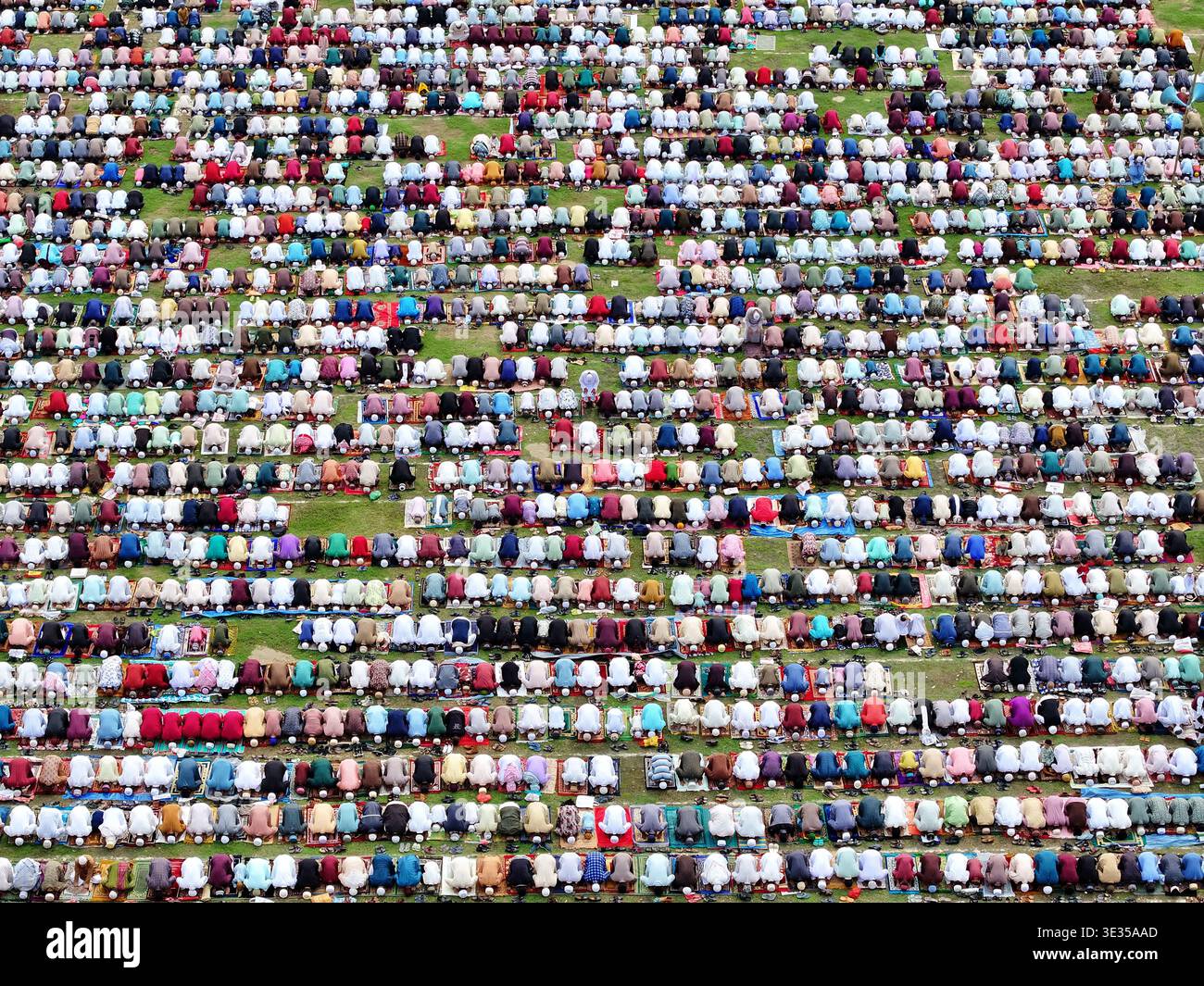 La preghiera di Mass Eid forma modelli sorprendenti nella più grande Eidgah di Dinajpur, in Bangladesh Foto Stock