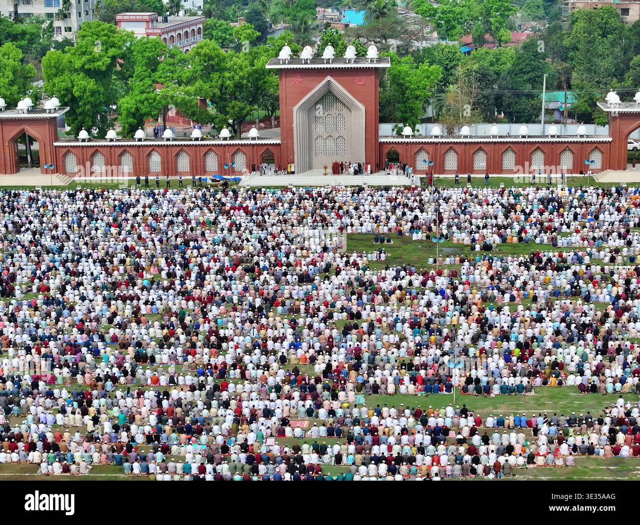 La preghiera di Mass Eid forma modelli sorprendenti nella più grande Eidgah di Dinajpur, in Bangladesh Foto Stock