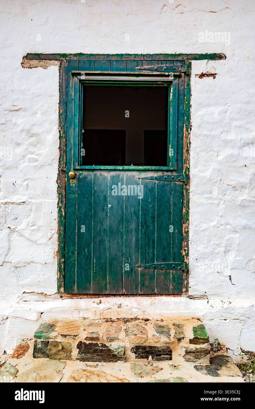 Vista ravvicinata della porta verde dell'edificio coloniale storico Foto Stock