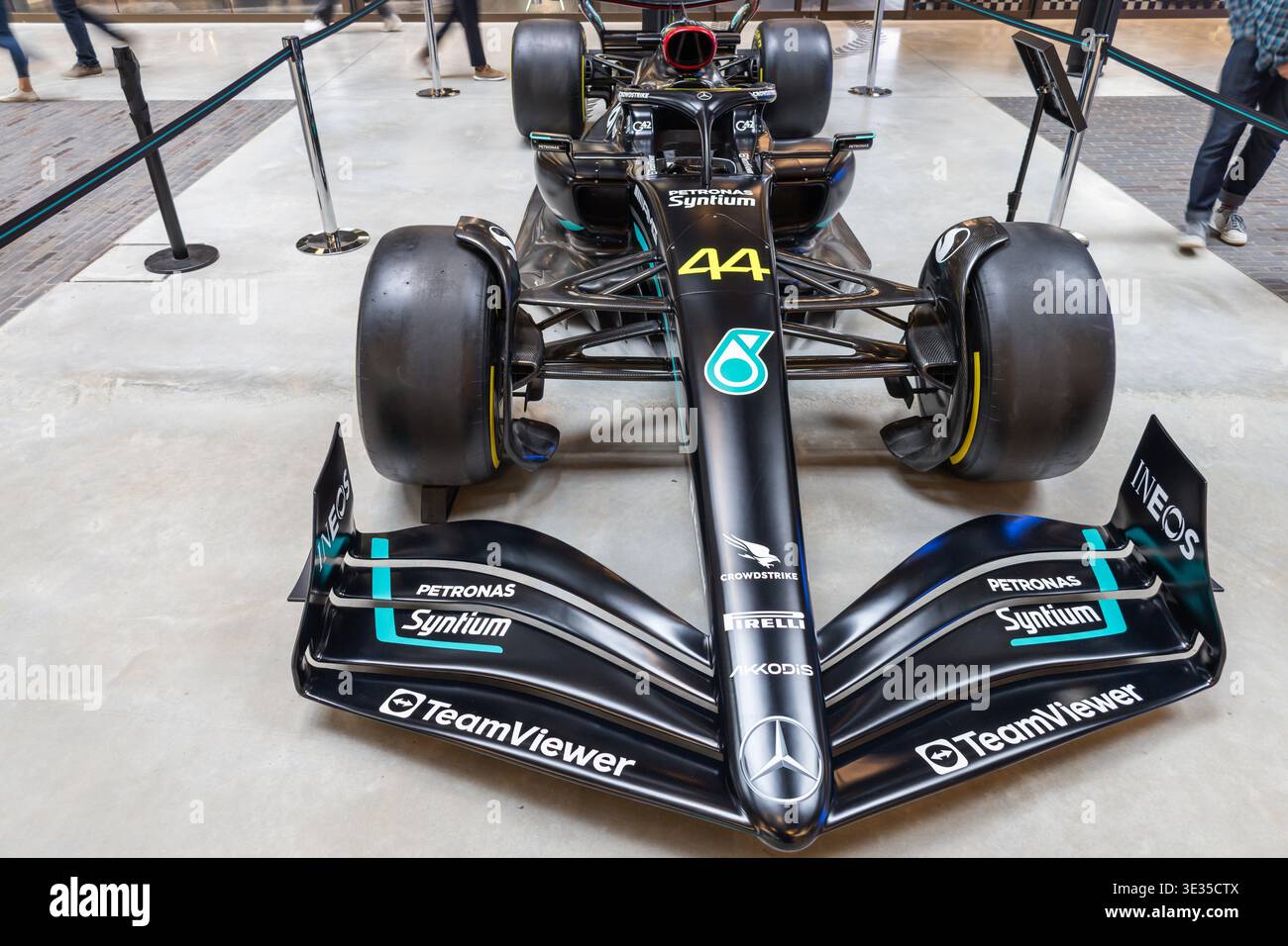 Mercedes AMG Petronas Formula 1 in mostra a un'esposizione. Londra, Regno Unito, 4 luglio 2023 Foto Stock