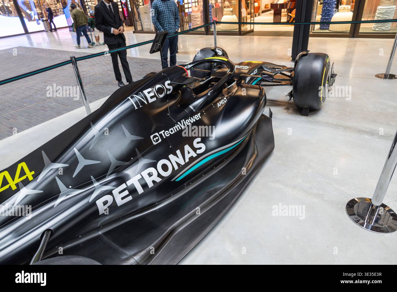 Lewis Hamilton numero 44, auto da corsa Mercedes F1 esposta al chiuso. Londra, Regno Unito, 4 luglio 2023 Foto Stock