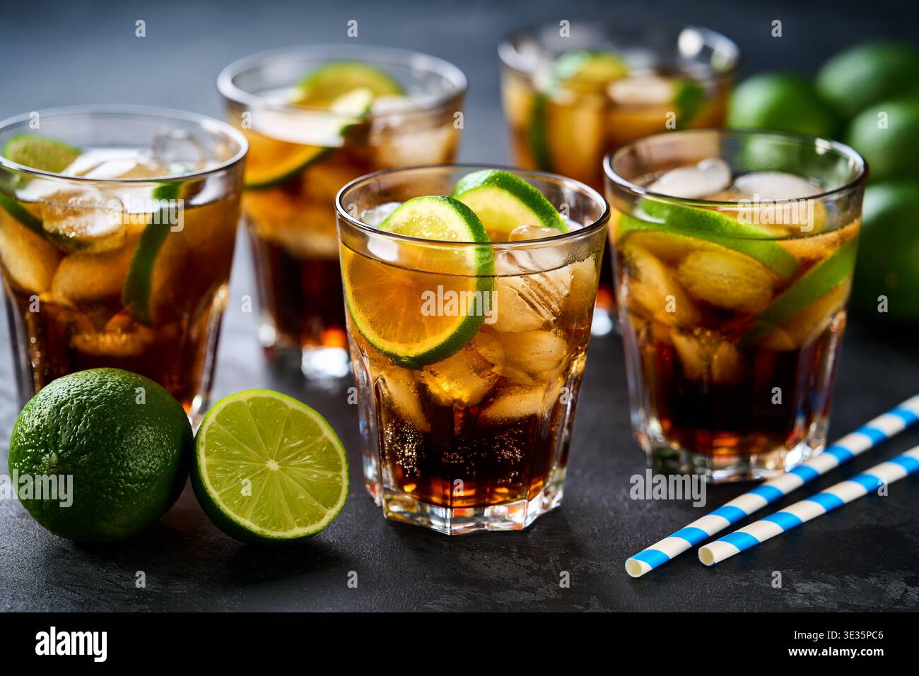 Cocktail Cuba Libre con rum marrone, cola e lime. Cuba Libre o Long Island cocktail. Foto Stock