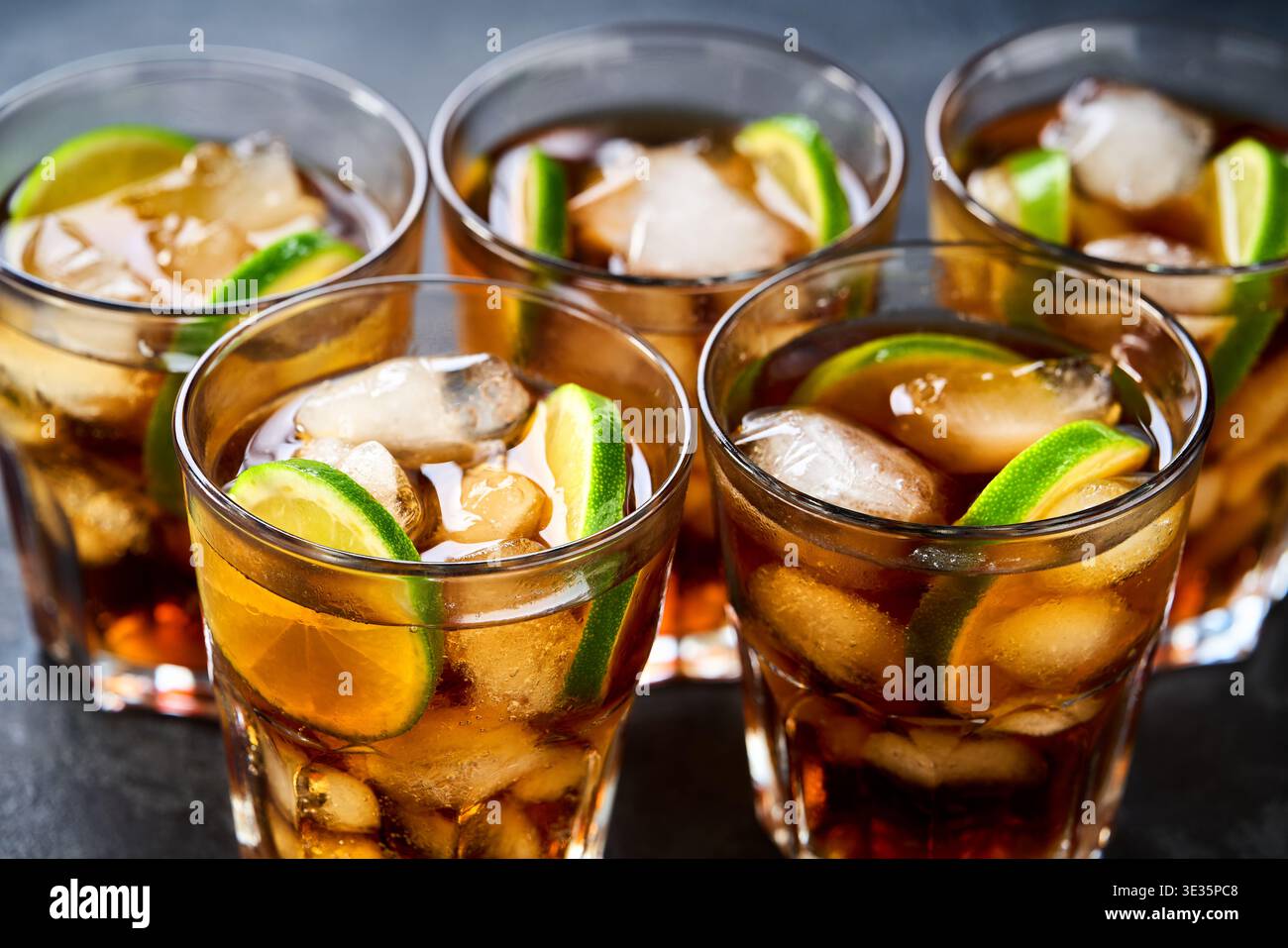 Cocktail Cuba Libre con rum marrone, cola e lime. Cuba Libre o Long Island cocktail. Foto Stock
