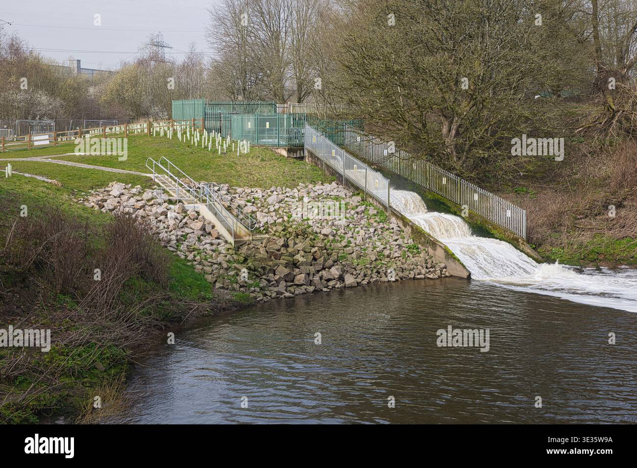 Deflusso dell'acqua dall'impianto di trattamento delle acque reflue di Bolton nel fiume Irwell vicino al Clifton Country Park, Salford, Regno Unito. Foto Stock
