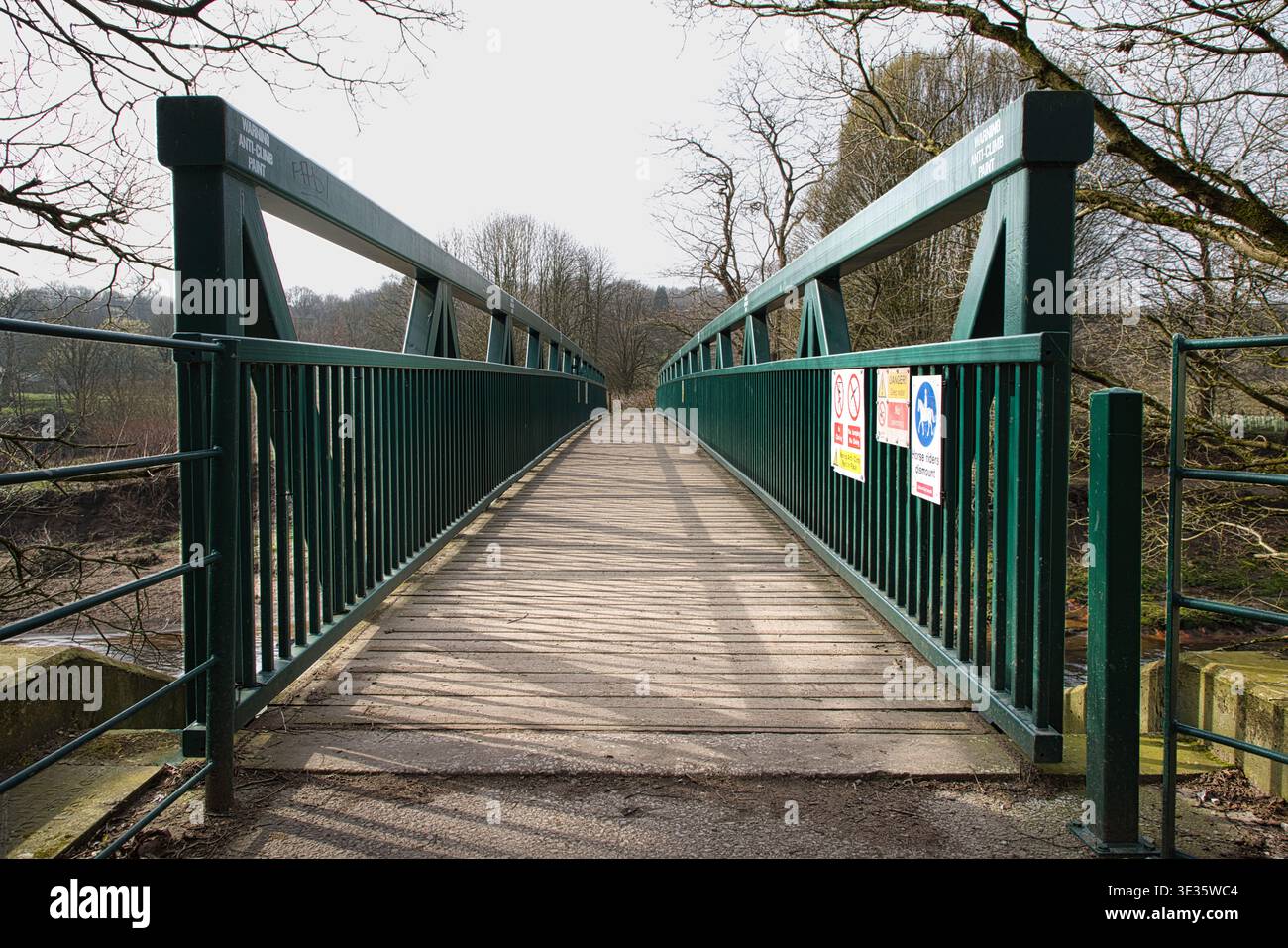 Passerella pedonale Green Metal Truss che attraversa il fiume Irwell al Clifton Country Park, Salford, Regno Unito. Foto Stock