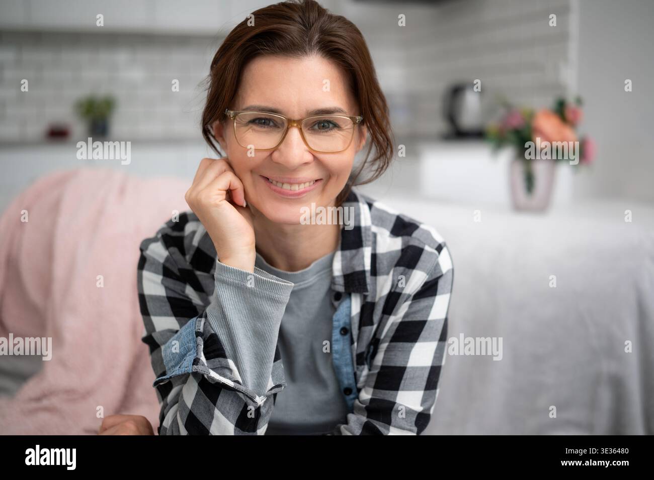 Ritratto di Una giovane donna felice in occhiali a casa Foto Stock
