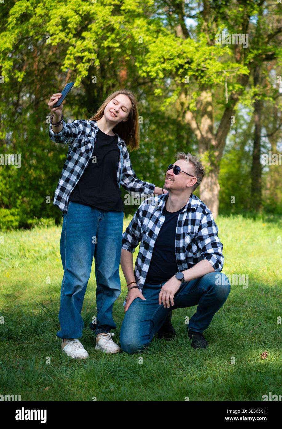 Padre felice e figlia si fanno Un selfie in Un parco estivo Foto Stock