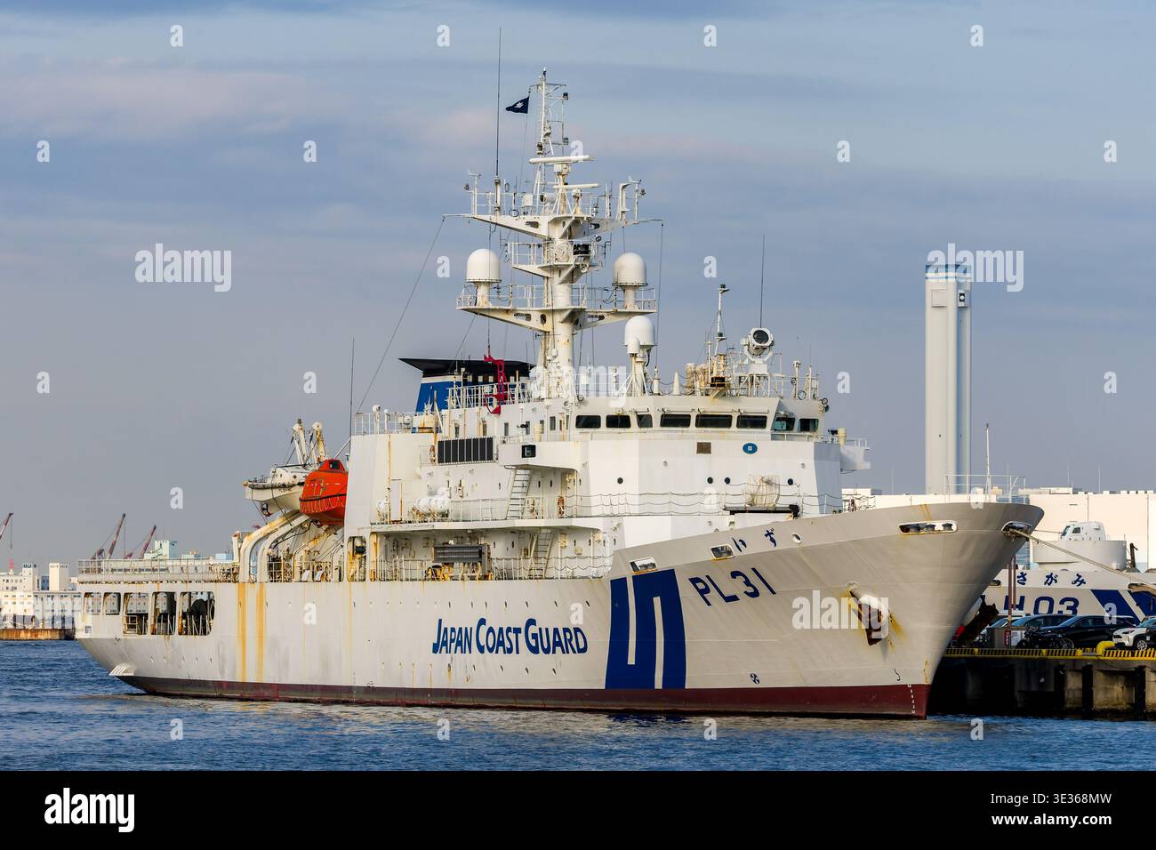 La nave di pattuglia della Guardia Costiera giapponese Izu PL31 ormeggiata in un molo nel porto di Yokohama in una giornata di sole Foto Stock