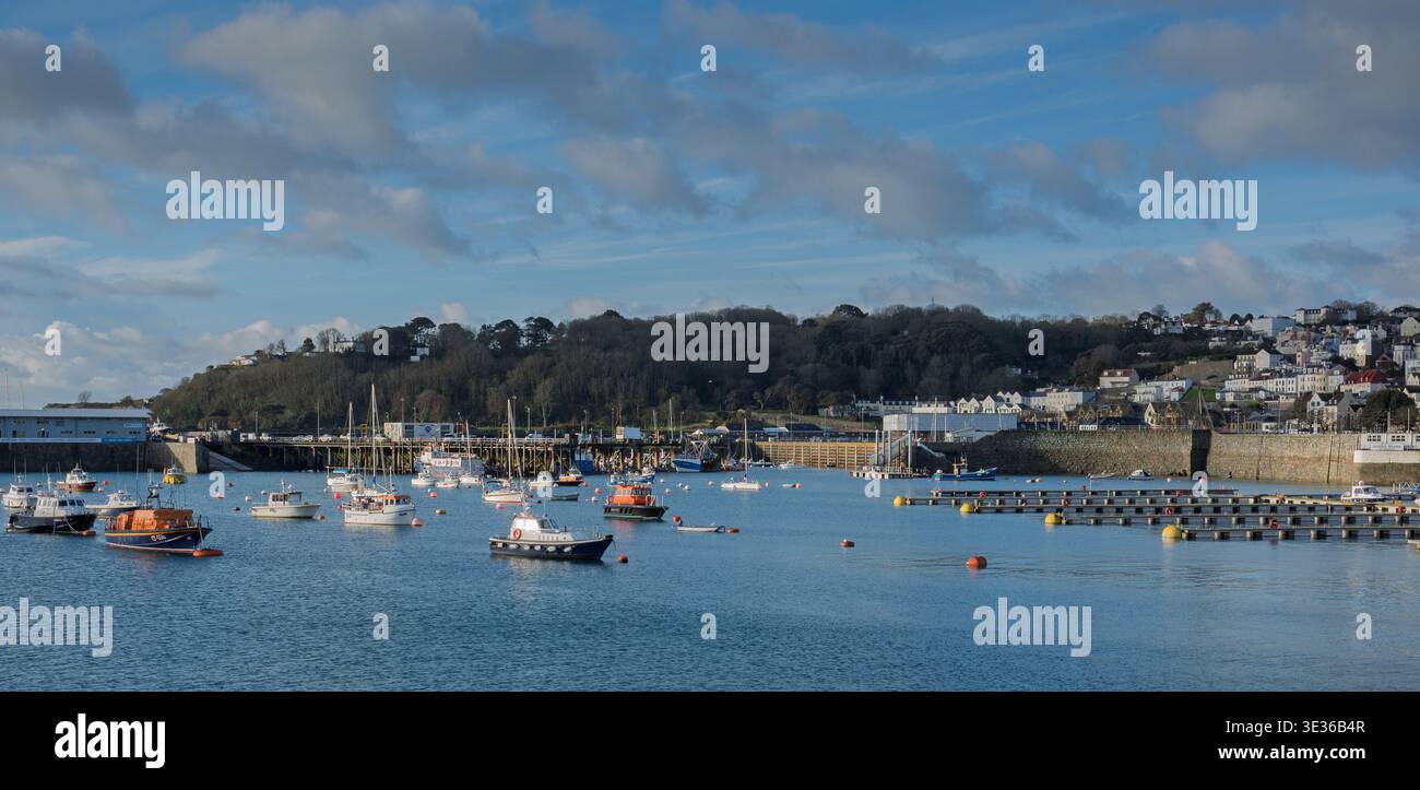 Vista del porto di St Peter Port, Guernsey che guarda verso Havelet Foto Stock