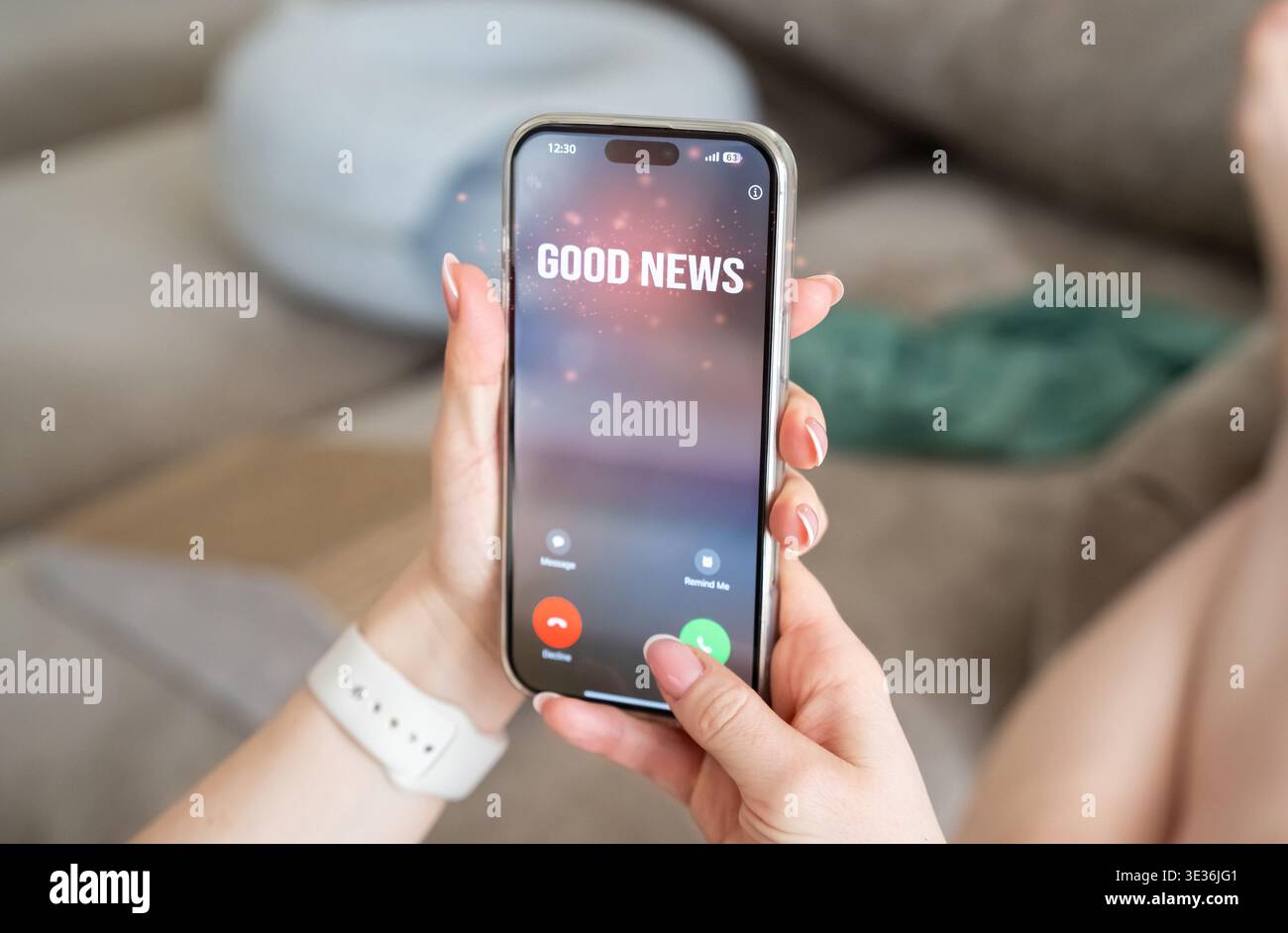 Una donna riceve una chiamata con cattive notizie. Affrontare lo stress e le decisioni difficili nella vita di tutti i giorni. Resilienza emotiva e risposta alle crisi evidenziate Foto Stock