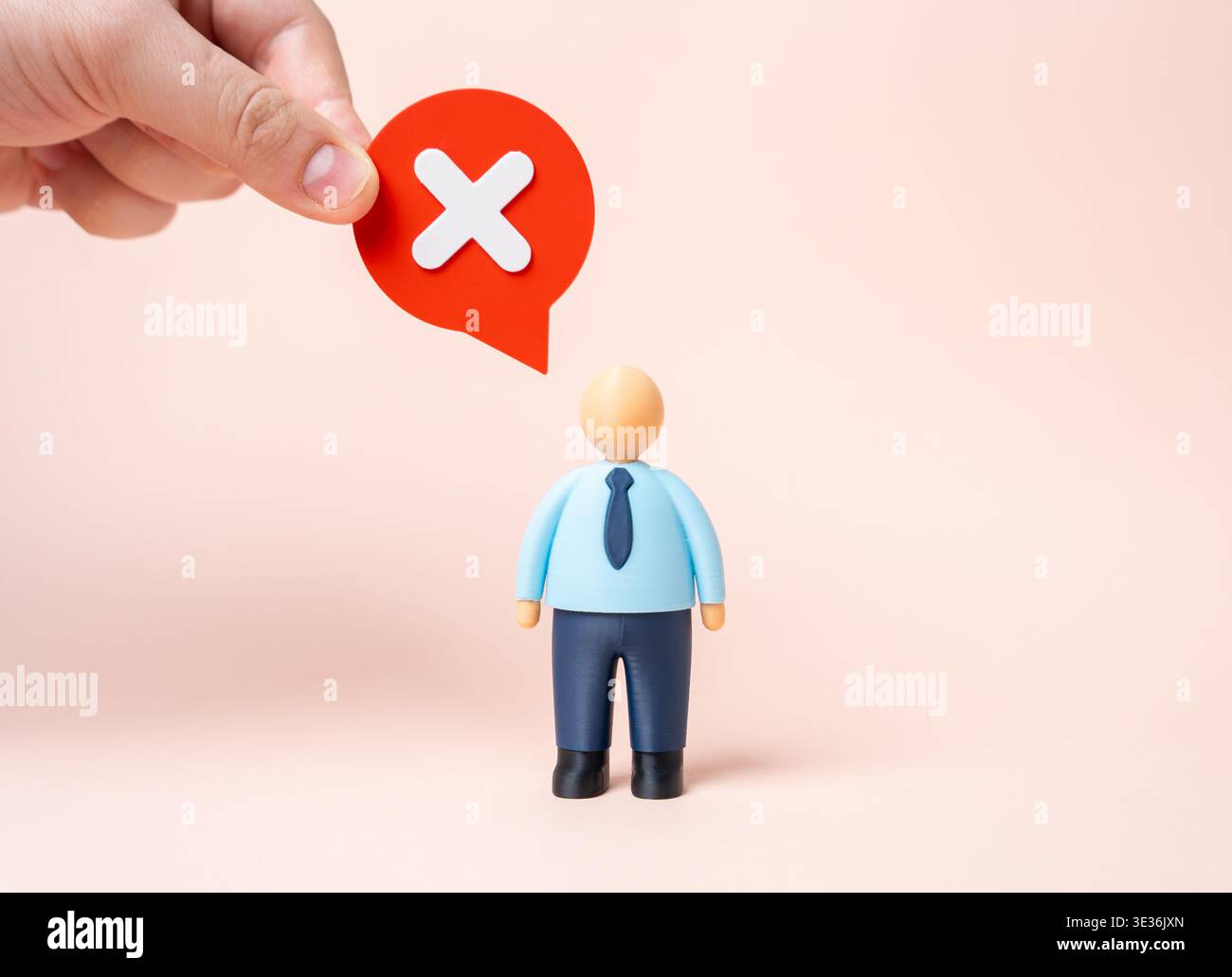 Un impiegato rifiuta. Imparate a dire di no e valorizzate il vostro tempo. Stabilire dei limiti nella vita professionale aiuta a prevenire lo sfruttamento e il burnout mentre st Foto Stock
