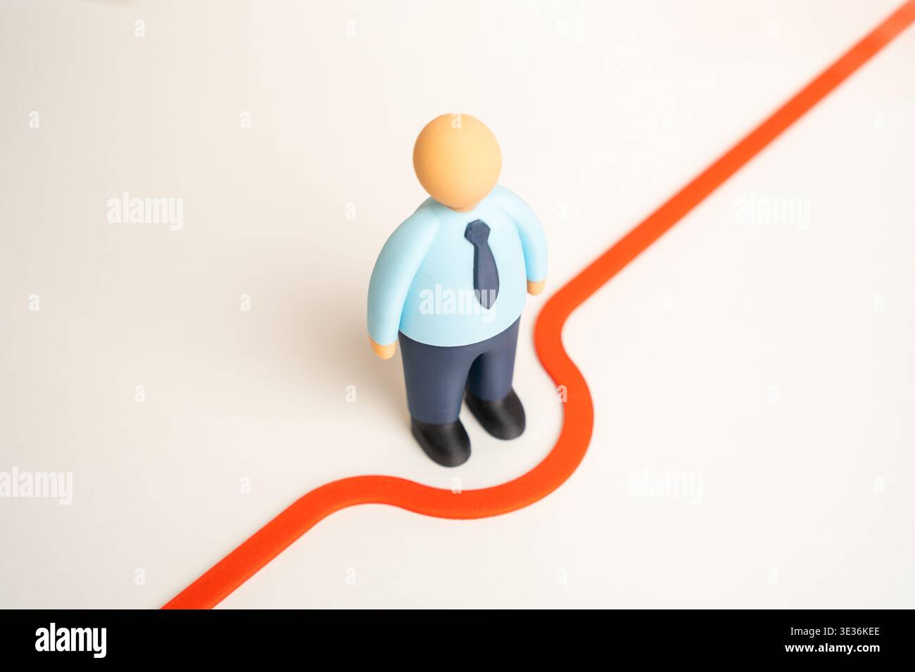 Un lavoratore d'ufficio sta in piedi senza oltrepassare una linea rossa. Fiducia e limiti personali nella vita professionale. Restando fermi sotto pressione. Foto Stock