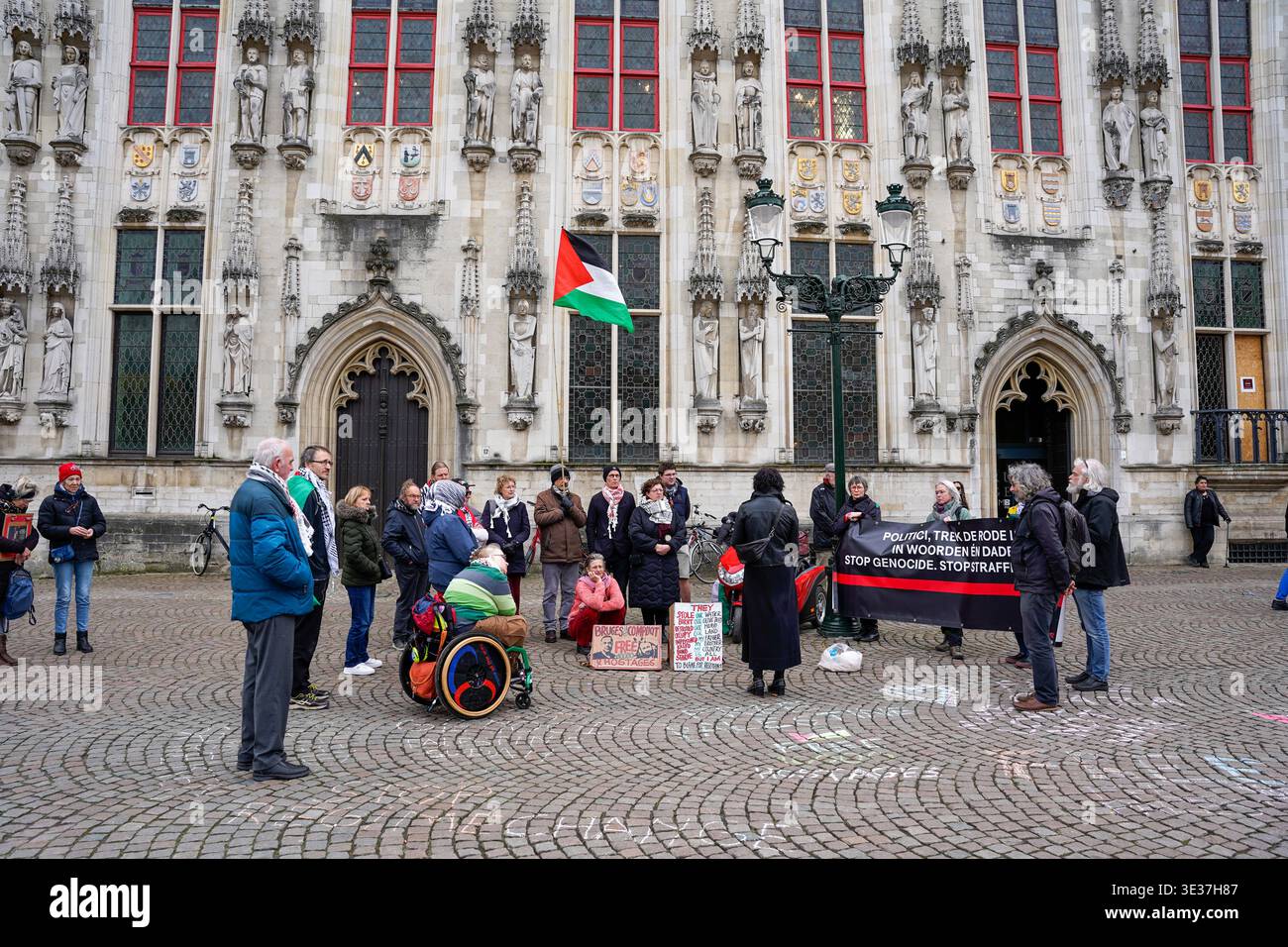 I manifestanti pro-palestinesi si sono riuniti davanti al municipio di Bruges in Burg Square, Belgio Foto Stock