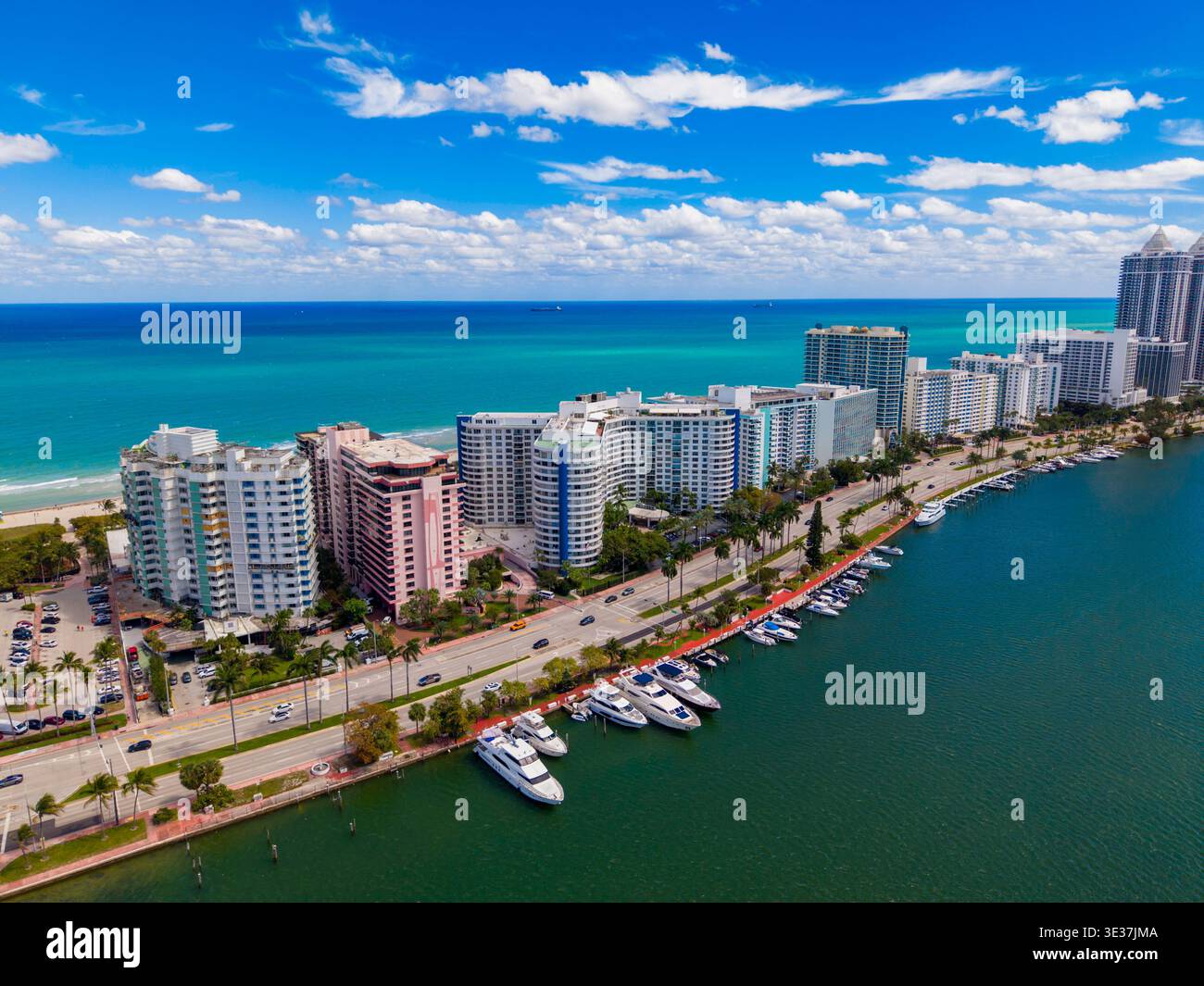 Foto aeree della scena costiera di Miami Beach vicino a Collins Avenue e alla 55th St Foto Stock