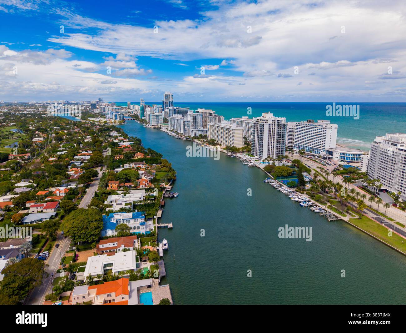 Foto aeree della scena costiera di Miami Beach vicino a Collins Avenue e alla 55th St Foto Stock