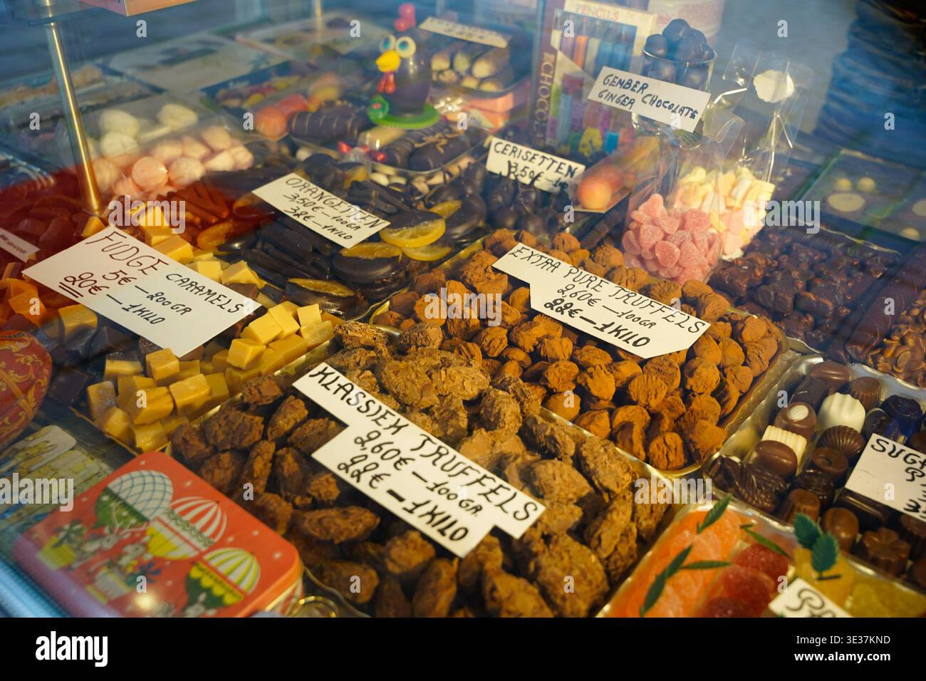Espositore di tartufi e dolci al cioccolato belga con etichette dei prezzi scritte a mano, Bruges, Belgio Foto Stock