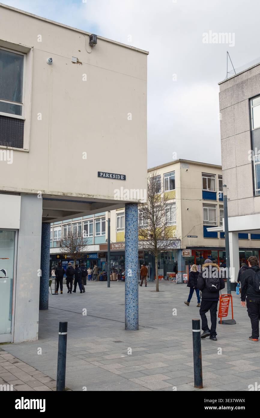 Una vista verso Queen Square da Queens Walk Crawley mostra il negozio Well Home e l'area pedonale. Foto Stock