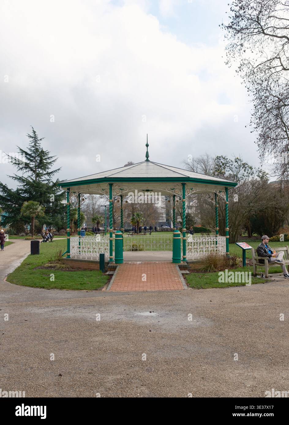 La tribuna del Memorial Park Crawley, Inghilterra. Originariamente posizionato all'ippodromo di Gatwick Foto Stock