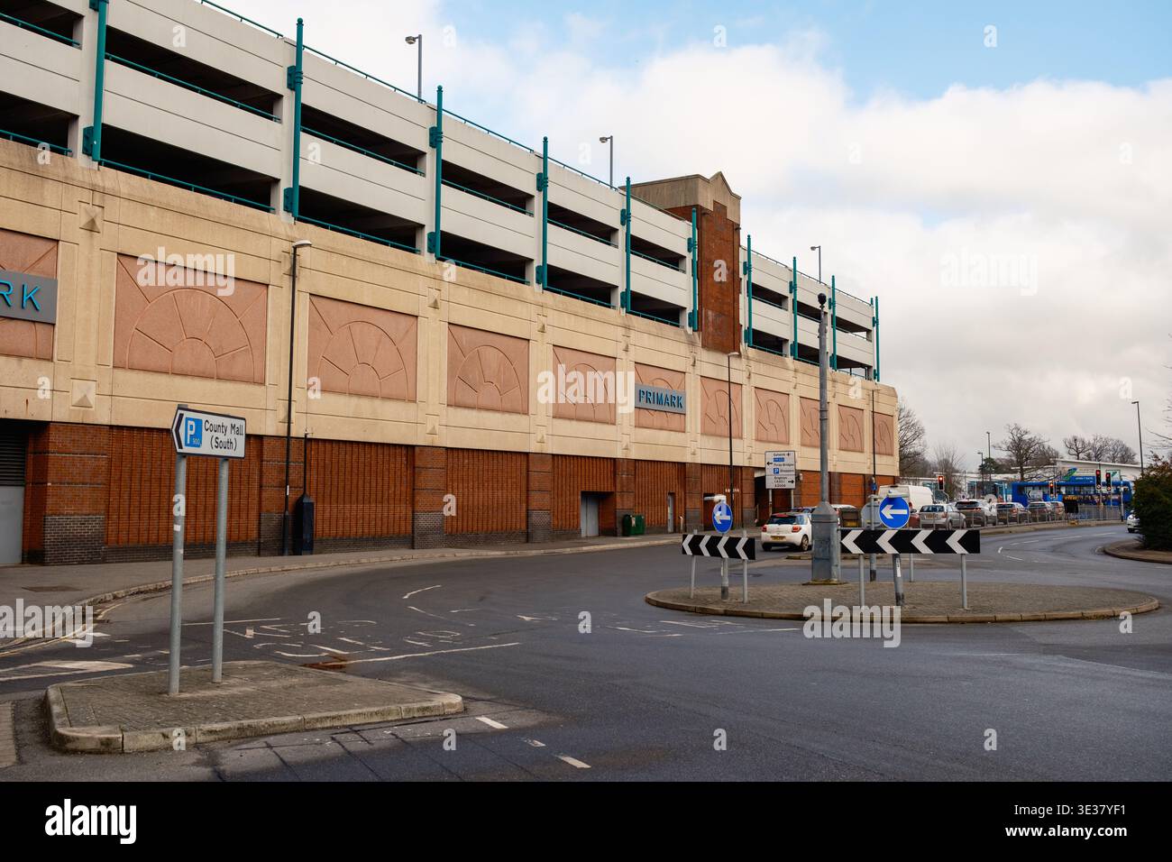 Vista sul parcheggio a più piani del centro commerciale County Mall e sulla mini rotatoria della Station Way Crawley. Foto Stock