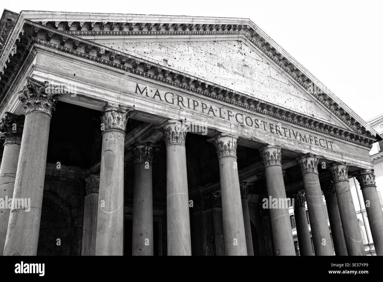 Vista esterna del Pantheon a Roma, Italia, che mostra il portico classico, le colonne corinzie e l'iscrizione di Marco Agrippa. Foto Stock