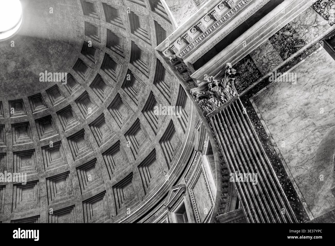Dettaglio architettonico della cupola in cemento a cassettoni all'interno del Pantheon, Roma, Italia. Foto Stock