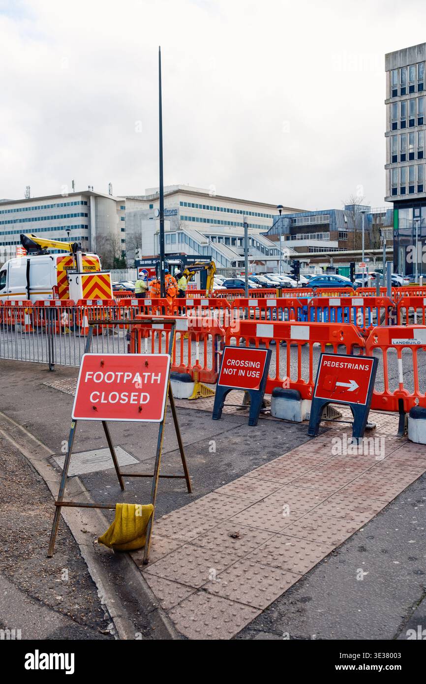 Station Way Crawley footpath chiuso e bloccato da barriere a causa di lavori stradali Foto Stock