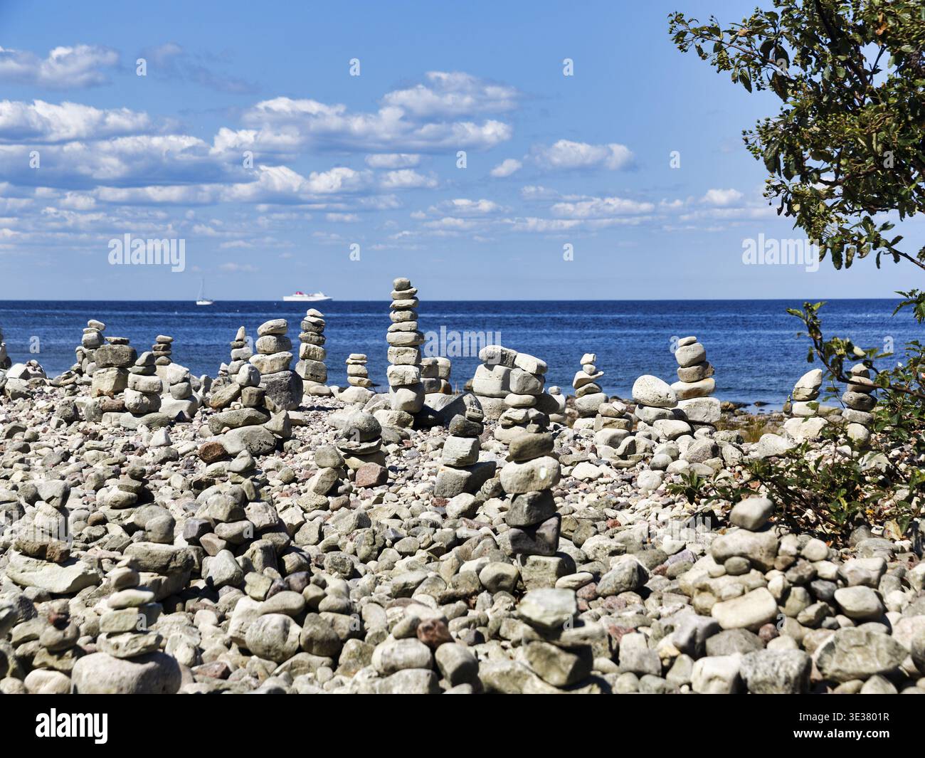 Campo di macerie, spiaggia rocciosa, costa sull'isola di Stora, mucchio di pietra, uomo di pietra, Mar Baltico, Oeland, Kalmar laen, Svezia Foto Stock