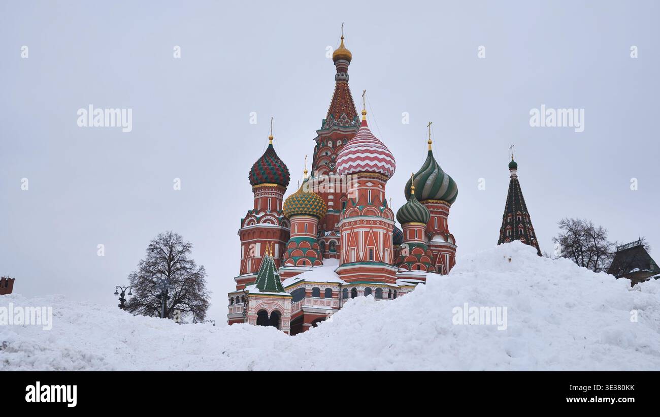 Cattedrale di San Basilio cupole e guglie coperte di neve invernale, Mosca Russia Foto Stock